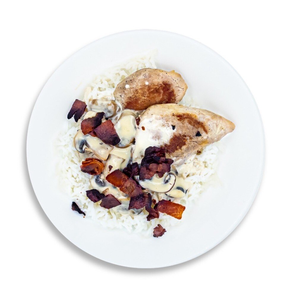 Медальоны из свинины с грибным соусом, рисом басмати и чипсами из бекона