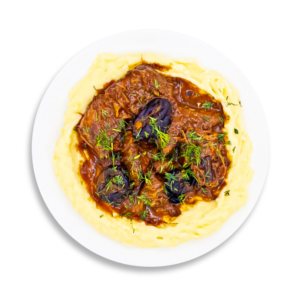 Гуляш из говядины с черносливом и картофельным пюре
