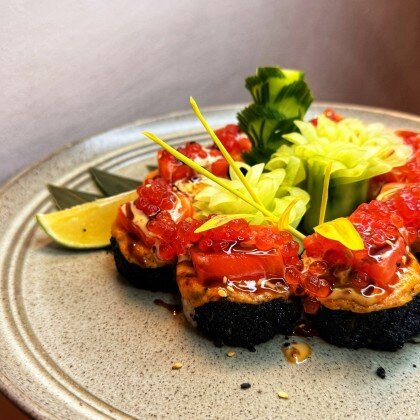 Запеченная калифорния с креветкой и лососем