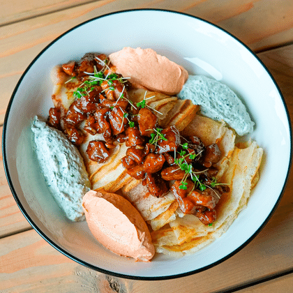 Блинчики с глазированным цыпленком и подвесной сметаной