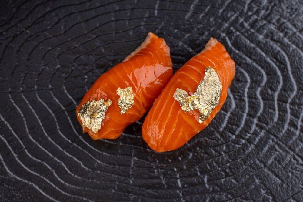 Нигири из лосося в никири-глазури