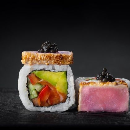 Ролл с тунцом татаки