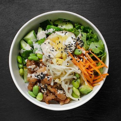 Боул с цыплёнком, яйцом и авокадо