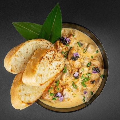 Цыпленок с грибами в пряном сырном соусе