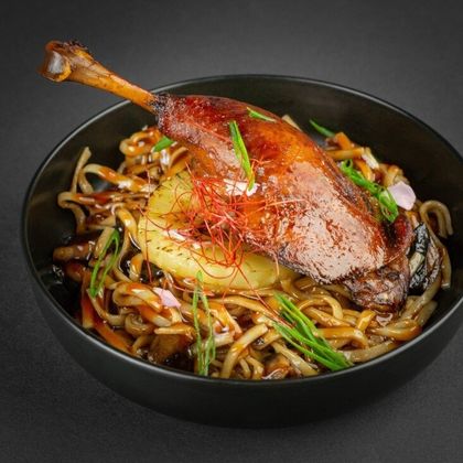 Удон с уткой и ананасом