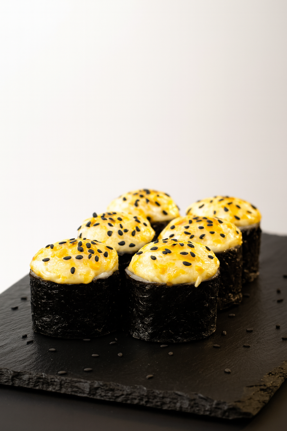 Ролл «Запечённый Дикий тунец» — нежный вкус в хрустящей корочке