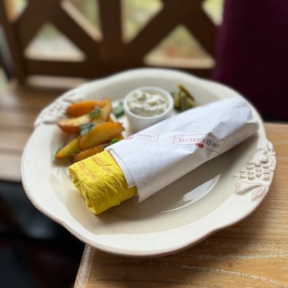 Шаурма с рваной говядиной, печеным картофелем и соусом тар-тар