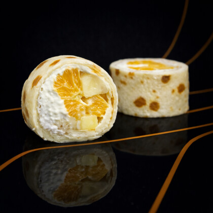 Ролл с бананом и ананасом