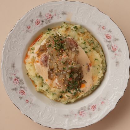 Митболы из цыпленка с грибным соусом и зеленым пюре