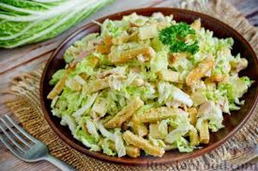 Салат из свежих овощей с копченой грудкой и кунжутом