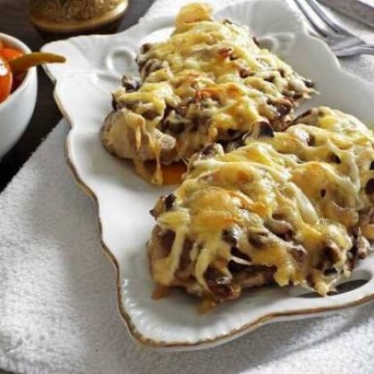 Свинина  запеченная с грибами