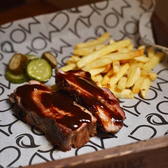 Ребро поросенка с огурчиками в Бурбоне и картофелем фри