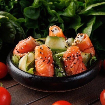 Салат с рулетиками из форели со сливочным сыром, 300 гр