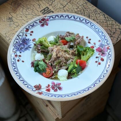 Салат с брокколи, томатами черри, уткой и пикантной заправкой