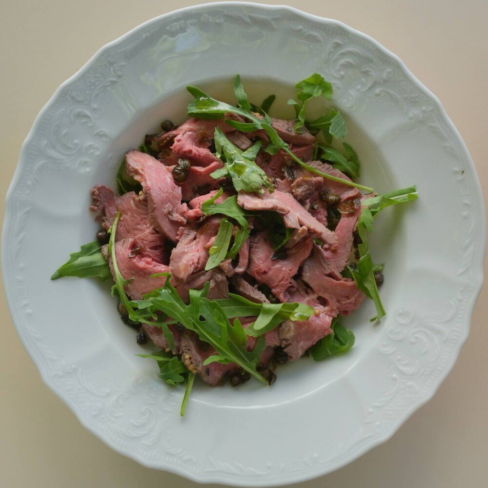 Салат с ростбифом и соусом Тоннато