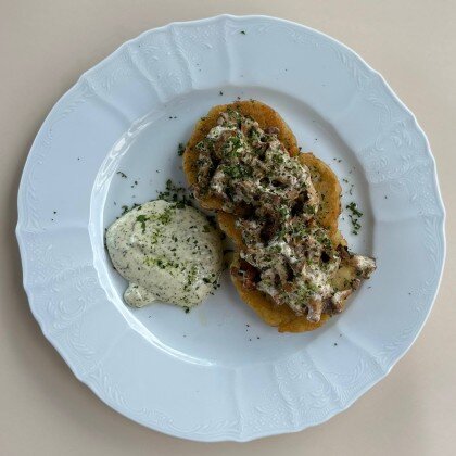 Драники с лисичками и сметанным соусом