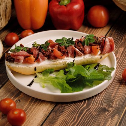 Брускетта с копчёным мясом и вялеными томатами