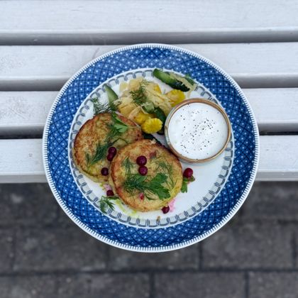 Колдуны с разным мясом, маринадами и копченой сметаной