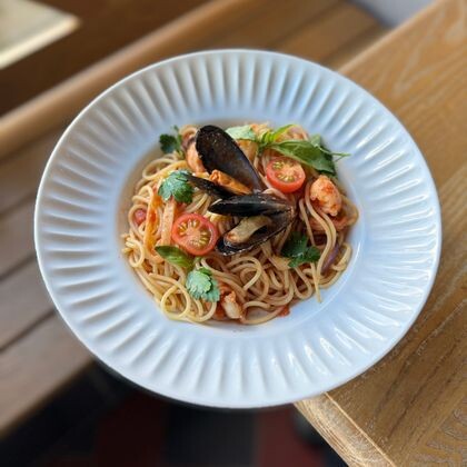 Паста с морепродуктами в томатном соусе и свежим базиликом