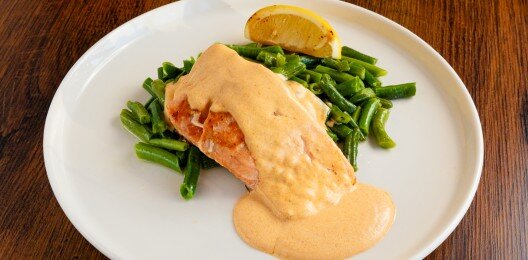 Стейк лосося с соусом том-ям