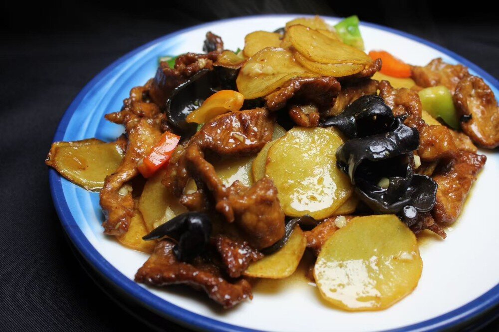 110 Жареная свинина и картофельные чипсы