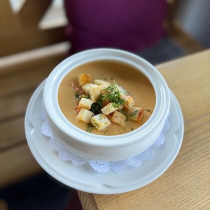 Крем-суп из рыбы с руккольным маслом, пряными крутонами