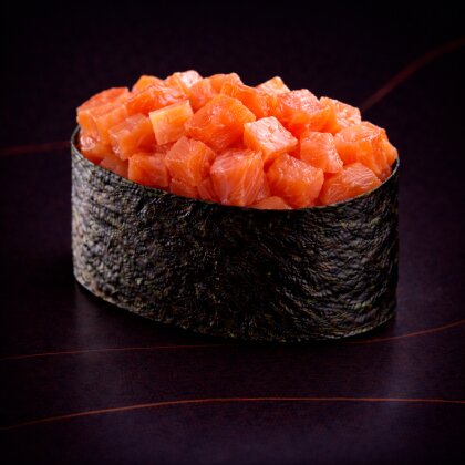 Гункан с копченым лососем