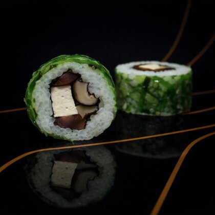 Ролл веганский с шиитаке и томатом