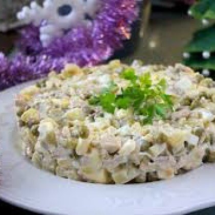 Салат Столичный с зеленым горошком