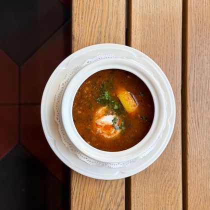 Солянка мясная с лимоном и сметаной