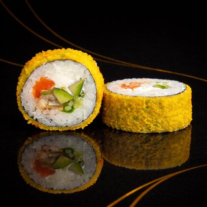 Горячий ролл с жареным лососем