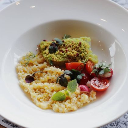 Оладьи из цукини с тартаром из маринованного лосося с луковым соусом