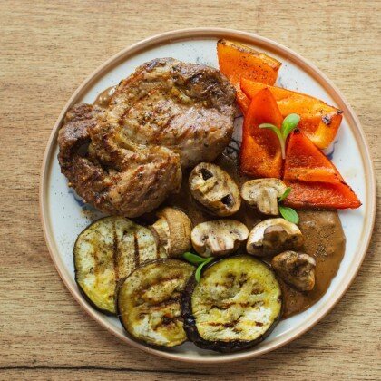 Стейк из свинины с авторским соусом и овощами на гриле