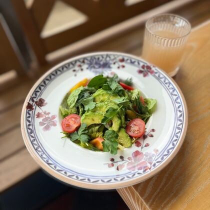 Зеленый салат с базиликовым маслом