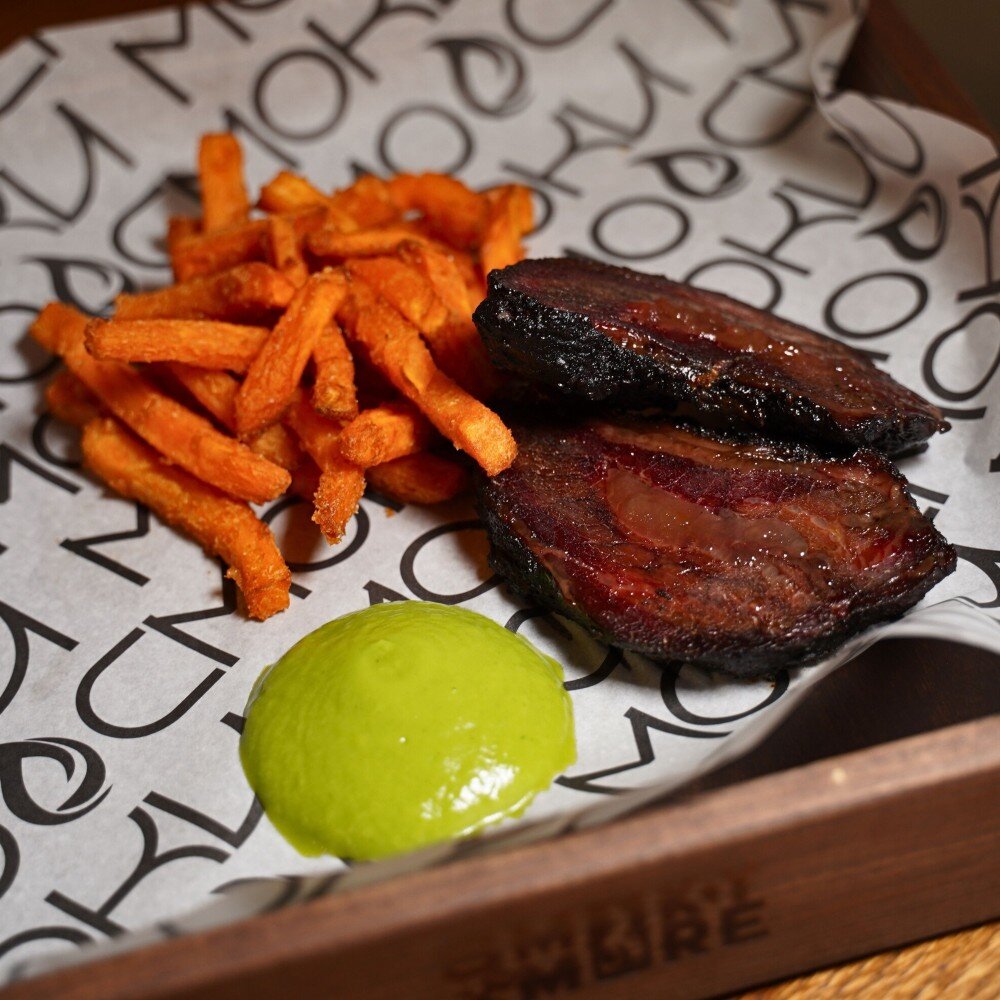 Копченые щечки с бататом и укропным соусом