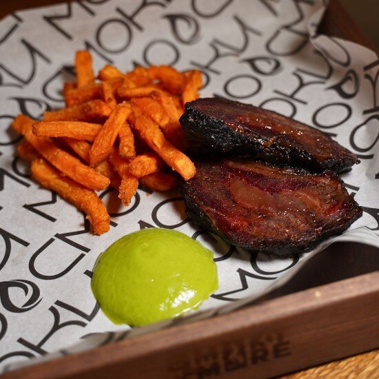 Копченые щечки с бататом и укропным соусом