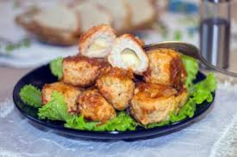 Митболы с творожным сыром и зеленью под белым соусом