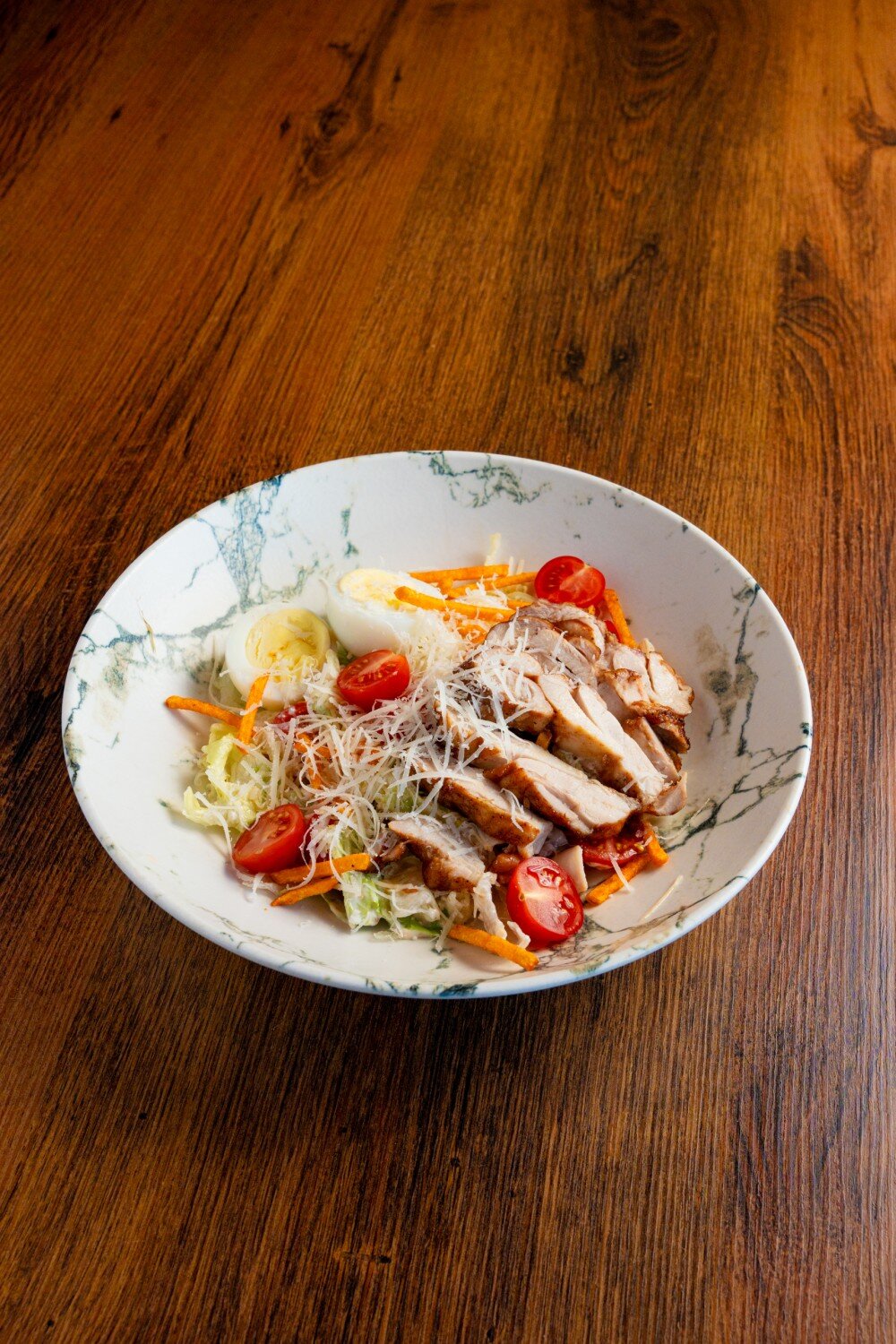 Салат цезарь с куриным бедром