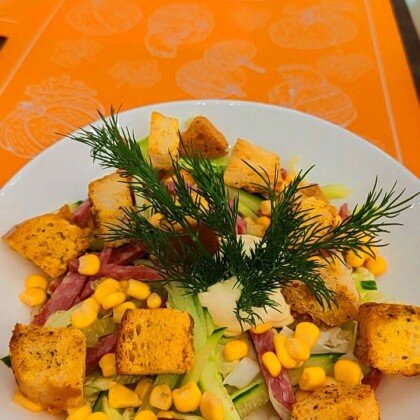 Салат из овощей с сервелатом , кукурузой и сухариками