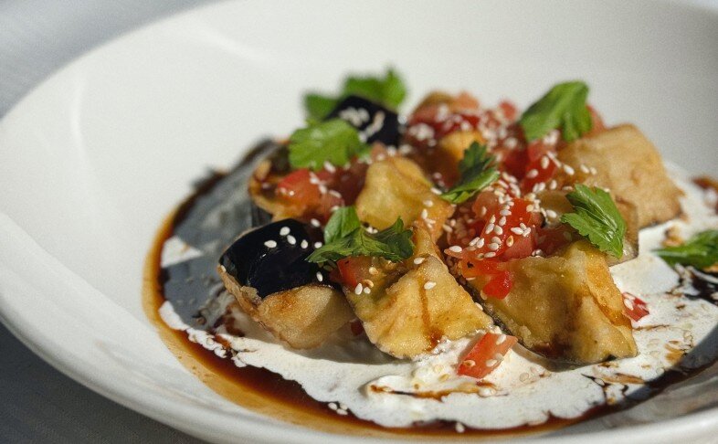 Хрустящий баклажан со страчателлой и томатной сальсой