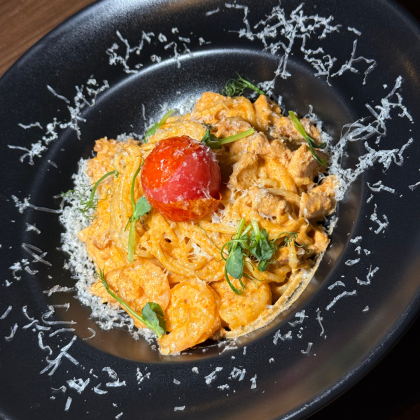 Спагетти с лососем и креветками