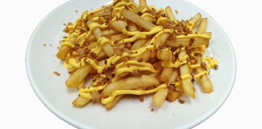 «Картофель Фри с Жаренным Луком и Соусом»