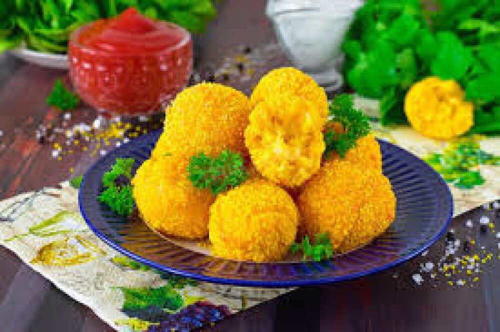 Митболы  с творожным  сыром из птицы жареные во фритюре с кетчупом