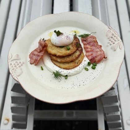 Драники с беконом и яйцом пашот