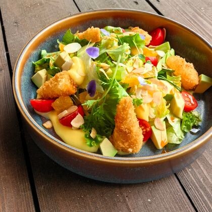 Салат с жареным камамбером и муссом из манго