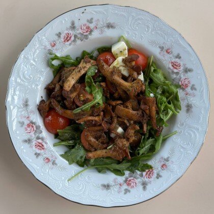 Салат с лисичками и сыром моцарелла