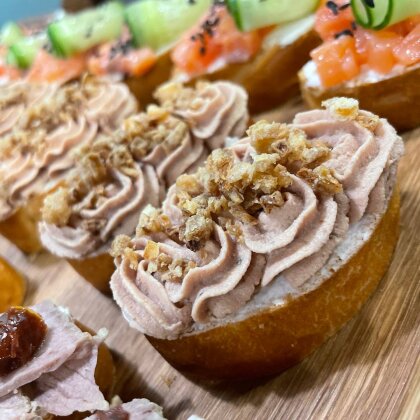 Кростини с французским паштетом и луком