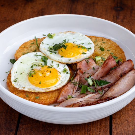 Драники с яйцом и беконом