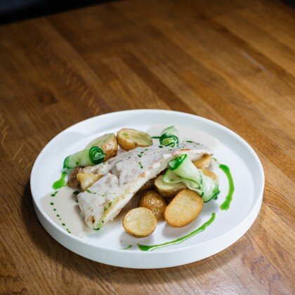 Морской окунь с соусом из печеного чеснока