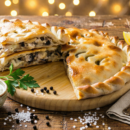 Пирог с курицей, сыром и грибами